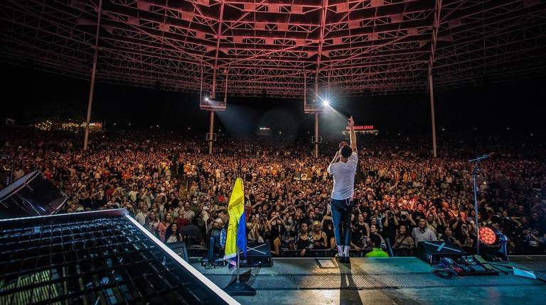 Знамя свободы и мужества. Кто и как в мире поддержал Украину сине-желтыми флагами